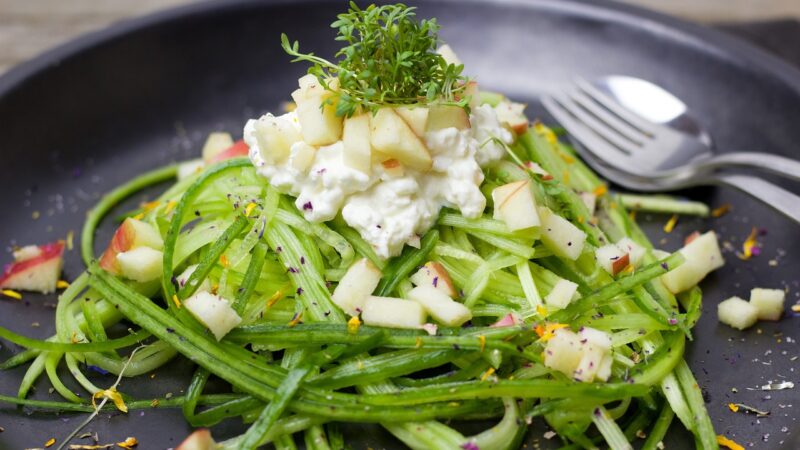 Saftige Salatgurken einlegen ohne Kochen: Einfache und schnelle Methode für den perfekten Snack!